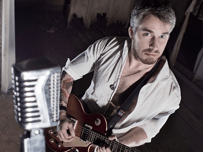 رجل يضع اروع الصور على فيس بوك!